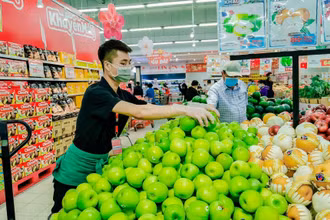 Mua sắm hàng hóa tại siêu thị. (Nguồn: TTXVN)