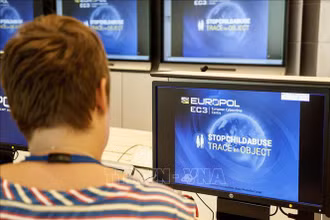 Cảnh sát Europol làm việc tại trụ sở ở Hague, Hà Lan. Ảnh tư liệu: AFP/TTXVN