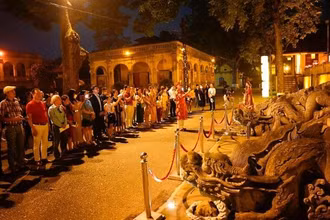 Tour khám phá Hoàng thành Thăng Long về đêm mang đến nhiều trải nghiệm mới mẻ cho du khách. (Ảnh: Phạm Chiểu)