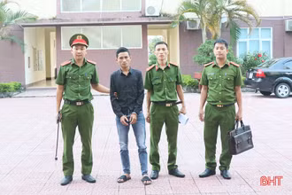 Trinh sát Công an thị xã Kỳ Anh bắt giữ Dương Hoàng Phúc.(Ảnh: Báo Hà Tĩnh)