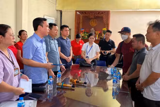 Đại diện Sở Lao động-Thương binh và Xã hội, quận Đống Đa thăm hỏi, động viên gia đình.