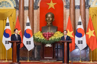 Chủ tịch nước Võ Văn Thưởng và Tổng thống Yoon Suk Yeol đồng chủ trì họp báo tại Phủ Chủ tịch, ngày 23/6. (Ảnh: TTXVN)