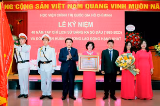 GS,TS Nguyễn Xuân Thắng, Ủy viên Bộ Chính trị, Giám đốc Học viện Chính trị quốc gia Hồ Chí Minh, Chủ tịch Hội đồng Lý luận Trung ương thay mặt lãnh đạo Đảng, Nhà nước trao tặng Huân chương Lao động hạng Nhất cho Tạp chí Lịch sử Đảng. (Ảnh: Cổng thông tin điện tử Học viện Chính trị quốc gia Hồ Chí Minh)