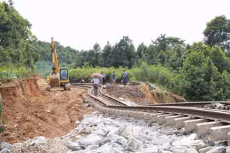 Công ty Cổ phần Đường sắt Yên Lào, Lào Cai đang huy động nhân lực tiếp tục thực hiện các hạng mục gia cố nền đường. (Ảnh: Báo Quân đội nhân dân)