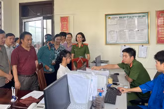Công an huyện Thanh Liêm (Hà Nam) kiểm tra công tác kích hoạt tài khoản định danh điện tử. 