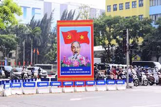 [Video] Hà Nội rực rỡ cờ hoa kỷ niệm 135 năm Ngày sinh Chủ tịch Hồ Chí Minh
