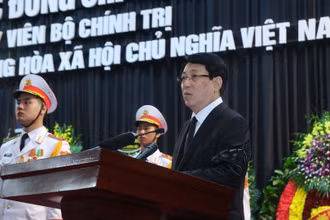Ủy viên Bộ Chính trị, Chủ tịch nước Lương Cường, Trưởng Ban Lễ tang đọc Lời điếu. (Ảnh: TTXVN)