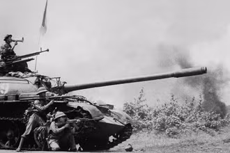 Xe tăng quân giải phóng tiến đánh thị xã Buôn Ma Thuột, ngày 10/3/1975. (Ảnh: TTXVN)