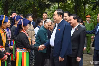 Chủ tịch Quốc hội Trần Thanh Mẫn thăm, tặng quà các gia đình chính sách, hộ khó khăn của xã Trung Yên, huyện Sơn Dương. (Ảnh: DUY LINH)