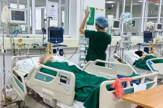 Điều trị bệnh nhân mắc cúm B tại Khoa Hồi sức tích cực, Bệnh viện Bệnh nhiệt đới Trung ương (Ảnh: MINH TÂM)