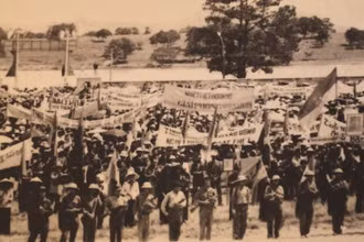 Nhân dân Đà Lạt mít-tinh mừng giải phóng ngày 3/4/1975. (Ảnh tư liệu/QĐND)