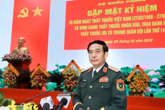 Đại tướng Phan Văn Giang phát biểu ý kiến tại buổi gặp mặt. 