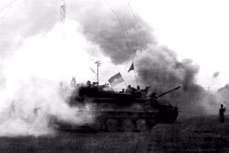 Ngày 9/4/1975, các đơn vị bộ binh và xe tăng thần tốc tiến về giải phóng Xuân Lộc, “cánh cửa thép” – căn cứ phòng thủ trọng yếu của địch bảo vệ Sài Gòn từ phía Đông Bắc. (Ảnh: Tư liệu/TTXVN)