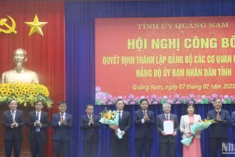 Bí thư Tỉnh ủy Lương Nguyễn Minh Triết (thứ 4 từ trái sang) tặng hoa chúc mừng Đảng bộ các cơ quan đảng tỉnh nhiệm kỳ 2020-2025.