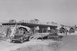 Các đơn vị xe tăng và bộ binh cơ giới tiến vào giải phóng Buôn Ma Thuột (năm 1975). (Ảnh: Anh Tôn/TTXVN)