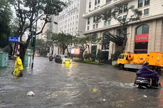 Một điểm ngập tại phố Phan Bội Châu.