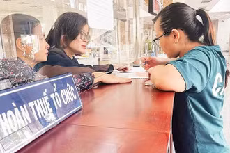 Người dân làm thủ tục hoàn thuế tại Cục Thuế Thành phố Hồ Chí Minh. (Ảnh: NGUYÊN ANH)