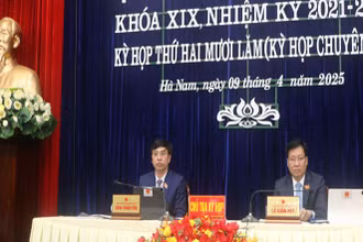 Các đồng chí chủ tọa kỳ họp.