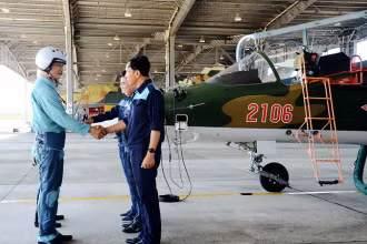 Lực lượng phi công và kỹ thuật Trung đoàn 940 - Trường Sĩ quan Không quân bàn giao máy bay trước ban bay. (BÍCH PHƯỢNG, ÐINH ÐỒNG)