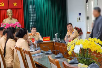 Phòng Cảnh sát giao thông Công an Đà Nẵng làm việc với chủ của dàn siêu xe vượt đèn đỏ tại trung tâm thành phố Đà Nẵng. (Ảnh: HB)