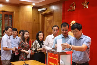 Cán bộ công chức, viên chức, người lao động Ban Tuyên giáo Trung ương ủng hộ đồng bào bị thiệt hại do cơn bão số 3. 