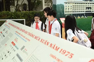 Học sinh Trường THCS Giảng Võ (quận Ba Đình, Hà Nội) tham quan triển lãm tại Báo Nhân Dân sáng 28/4.