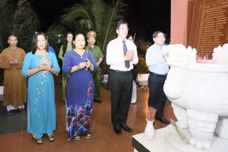 Lãnh đạo tỉnh Ninh Thuận và chư tăng, phật tử dâng hương tưởng nhớ các Anh hùng, liệt sĩ.
