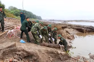 Lực lượng chức năng tiến hành di dời quả bom đi tiêu hủy.
