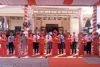 Các đại biểu cắt băng khánh thành Nhà Lưu niệm Giáo sư Trần Văn Giàu.