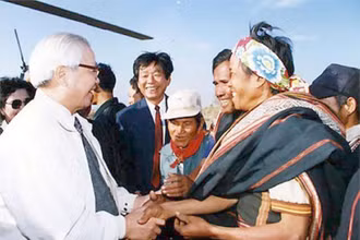 Thủ tướng Võ Văn Kiệt thăm đồng bào làng Tum 2, H. Chư Par, tỉnh Gia Lai (tháng 2/1996). (Ảnh: TTXVN)