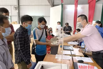 Chủ rừng ở Điện Biên nhận tiền dịch vụ môi trường rừng. (Ảnh tư liệu)