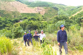 Đội K51 trên đường tìm kiếm hài cốt liệt sĩ ở đất bạn.