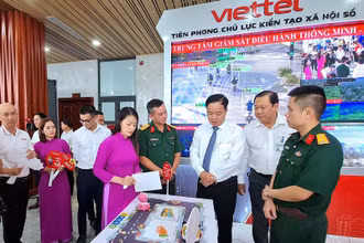 Các đại biểu tham quan gian hàng của doanh nghiệp trưng bày ứng dụng chuyển đổi số.