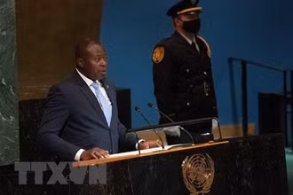 Người đứng đầu chính quyền quân sự Burkina Faso, ông Paul-Henri Sandaogo Damiba (trái) phát biểu tại khóa họp 77 Đại hội đồng Liên hợp quốc ở New York (Mỹ), ngày 23/9. (Ảnh: AFP/TTXVN)