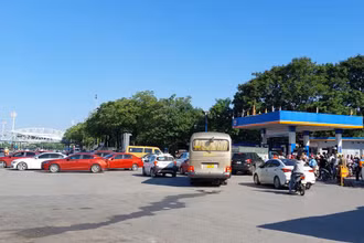 Cây xăng tại đường Lê Đức Thọ, ô-tô xếp hàng dài đến gần hết lòng đường.