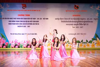 Tiết mục biểu diễn nghệ thuật của đoàn viên thanh niên Việt Nam tại Lào. (Ảnh: HẢI TIẾN)