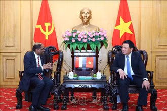 Giám đốc Học viện Chính trị Quốc gia Hồ Chí Minh Nguyễn Xuân Thắng tiếp Ngài Jaya Ratnam, Đại sứ Singapore tại Việt Nam. (Ảnh: Văn Điệp/TTXVN)
