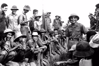 Đồng chí Võ Văn Kiệt thăm thanh niên xung phong và lao động với thanh niên xung phong tại Kiên Giang, năm 1977. (Ảnh tư liệu)