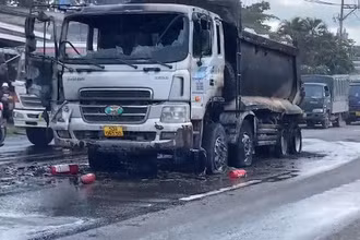 Chiếc xe tải bị cháy rụi.