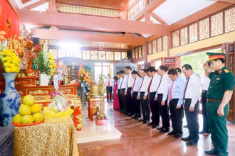 Lãnh đạo tỉnh Nghệ An thành kính tưởng niệm gần 2.000 Liệt sĩ Nghệ An và Hà Tĩnh đã hy sinh trong phong trào cách mạng 1930-1931 tại Nhà tưởng niệm Liệt sĩ Xô viết Nghệ Tĩnh.