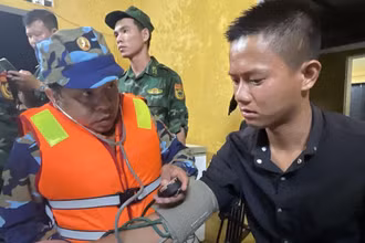 Quân y Biên phòng thăm, khám sức khỏe cho ngư dân bị nạn.