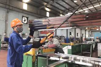 Hoạt động sản xuất công nghiệp trên địa bàn Hà Nội 9 tháng đầu năm 2022 đã có sự phục hồi rõ nét. (Trong ảnh: Sản xuất tại Tập đoàn Inox Hoàng Vũ - Khu công nghiệp Từ Liêm, Hà Nội).