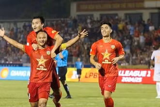 Trọng Hoàng ghi bàn thắng ấn định chiến thắng 3-1 cho Hồng Lĩnh Hà Tĩnh trước Becamex Bình Dương. (Ảnh: HLHT FC)