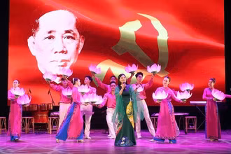 Nghệ sĩ Ưu tú Nguyễn Hương Giang biểu diễn bài hát "Khắc ghi tên Người - Bác Ba Lê Duẩn".