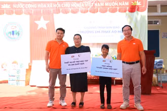 Trao thiết bị hỗ trợ học tập và học bổng cho học sinh có hoàn cảnh khó khăn.