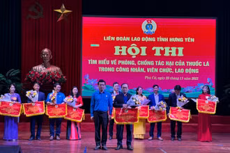 Ban tổ chức trao giải cho các đội đoạt giải tại hội thi.