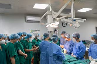 Các bác sĩ đang làm thủ tục, chuẩn bị thực hiện ca lấy tạng.