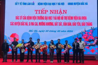 Giám đốc Bệnh viện Đại học Y Hà Nội trao quyết định phân công các bác sĩ về hỗ trợ các huyện trên đại bàn tỉnh Lào Cai