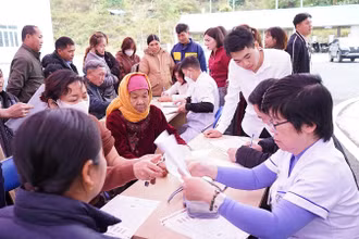 Các thầy thuốc triển khai thăm khám sức khoẻ cho người dân huyện Nậm Nhùn