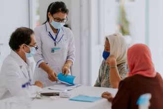 Khám bệnh và tư vấn sức khỏe cho người dân tại trạm y tế xã Mỹ Chánh, huyện Châu Thành, Trà Vinh.